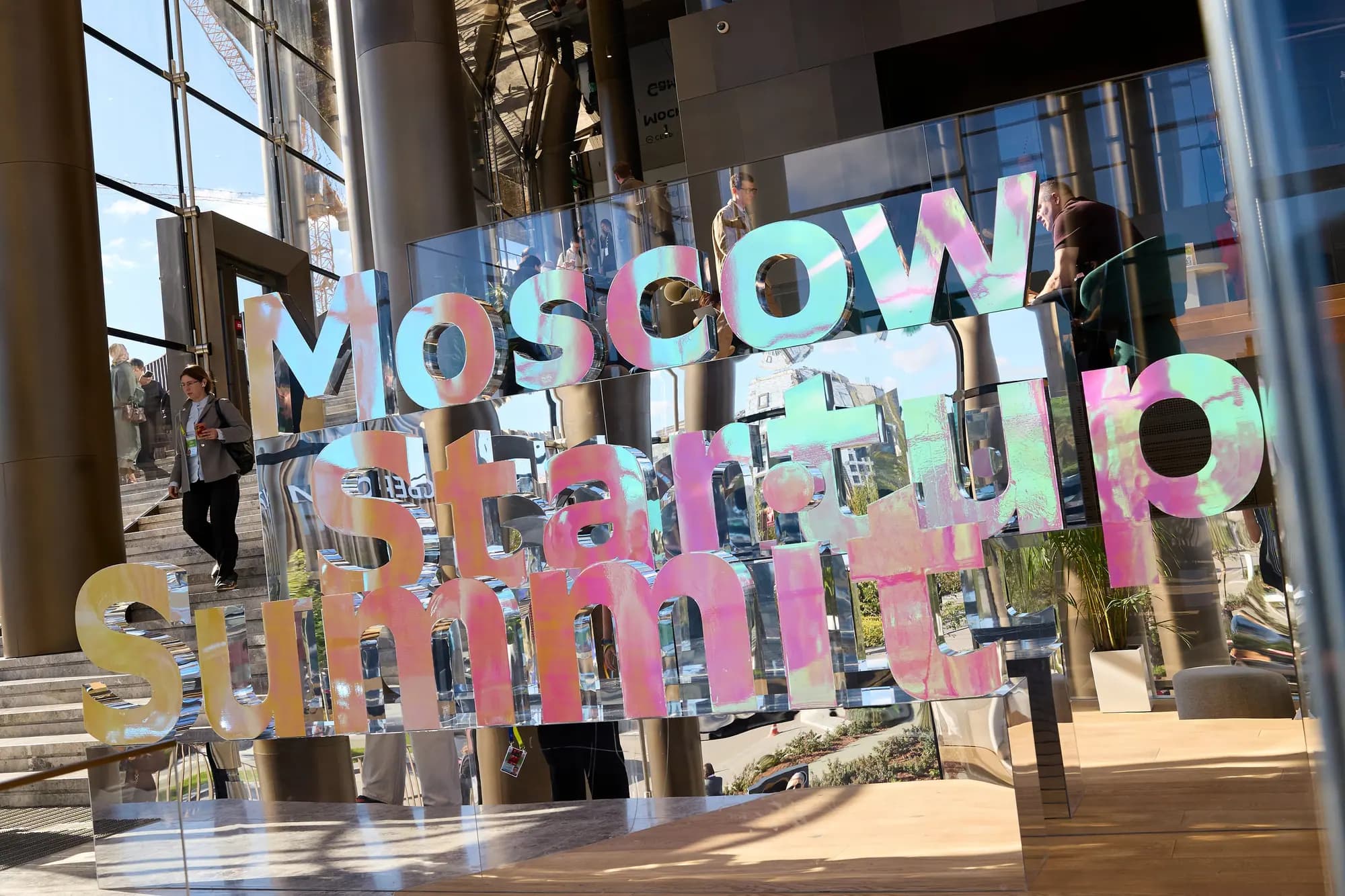 Надпись Moscow Startup Summit на площадке